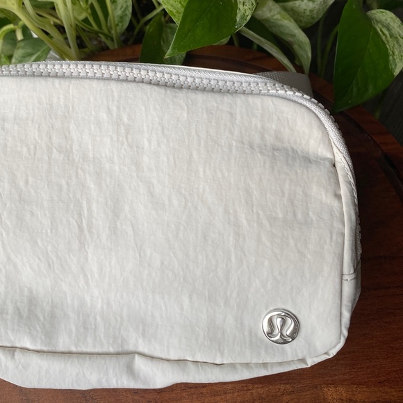 Lululemon 🤍 WHITE OPAL Everywhere Belt Bag - Picture 7 of 15